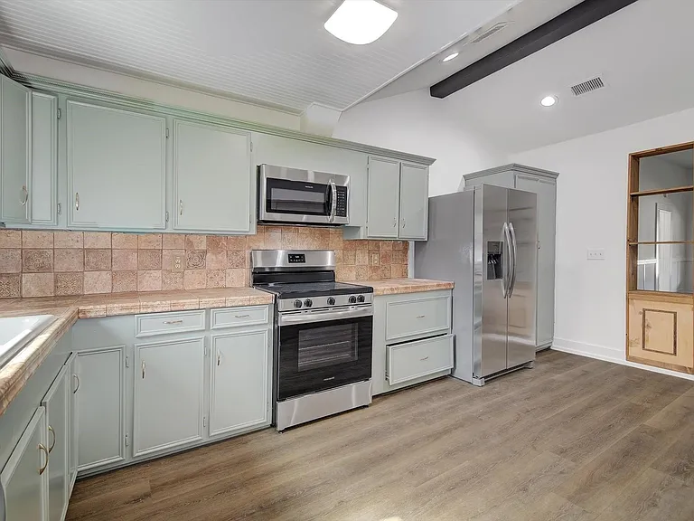 158 E 7th St — Photo 14