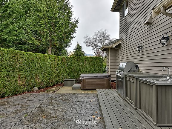 Another look at the bar-be que & hot tub area. Notice the outdoor sink.
