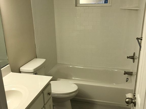 5th image of 141 Stoneybrooks Pl