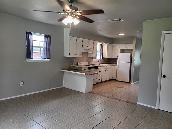 4th image of 121 Wood St