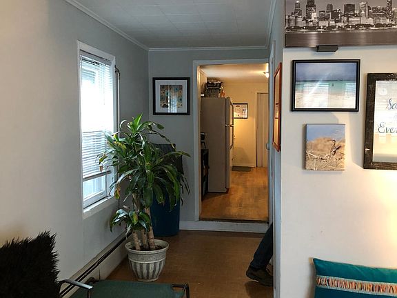 5th image of 454 N Artesian Ave