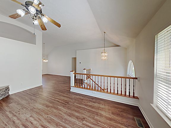 4th image of 101 Dawn Ct