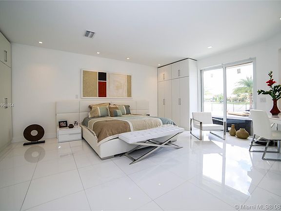 3rd image of 1150 Manor Ct