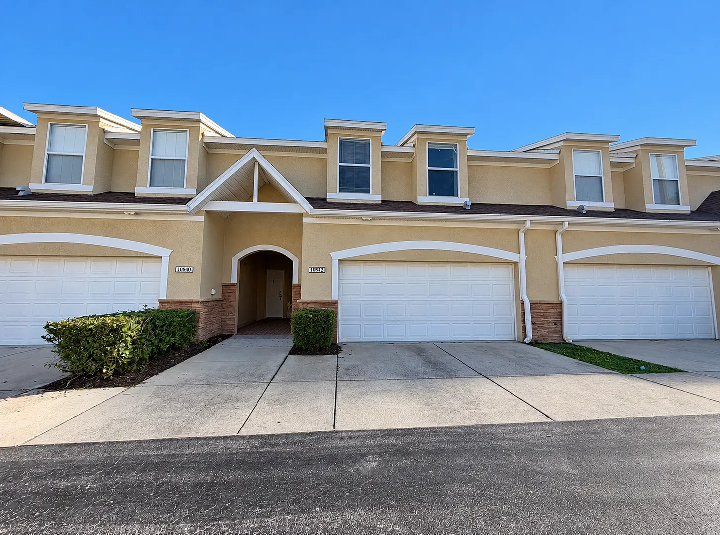 3 Bedroom/ 2.5 bathroom Townhouse in Tampa — Photo 1