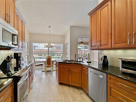 4th image of 430 Palm Crest Ln