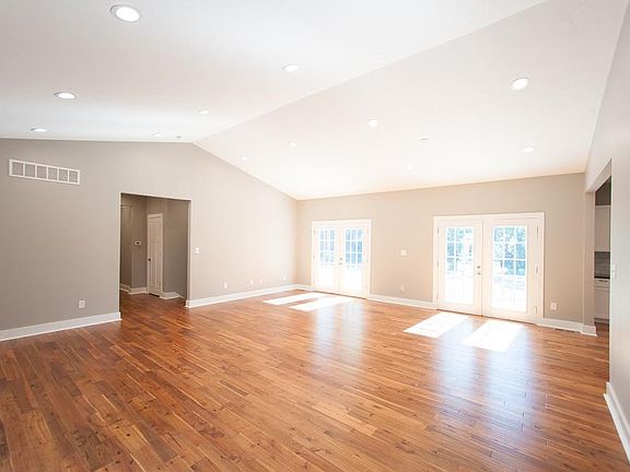 3rd image of 4431 Clover Dr