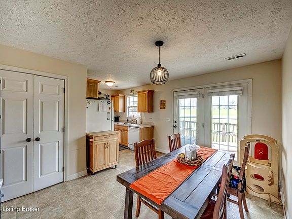 5th image of 110 Tulip Dr