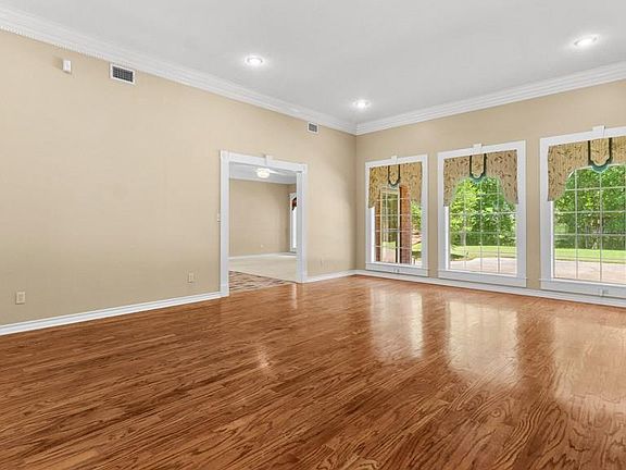 5th image of 8204 Thames Cir
