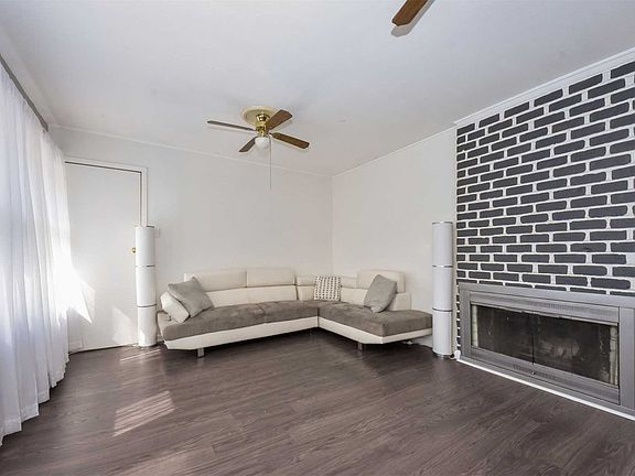 4th image of 32 Ballard Ln