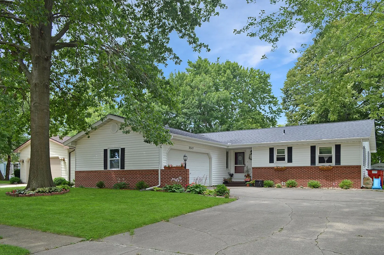 2317 Greenwood Ct photo 1