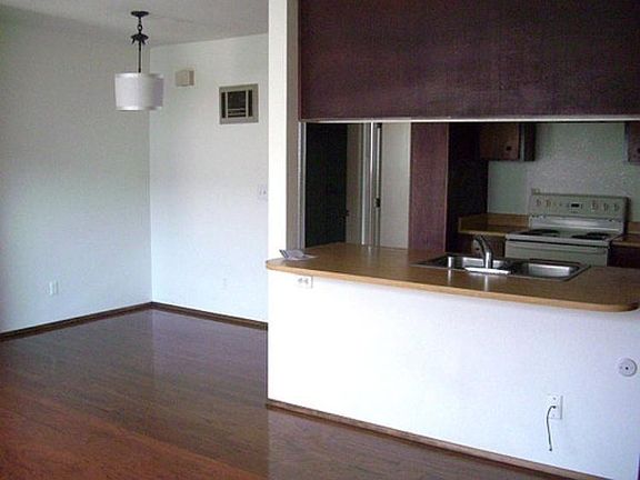 4th image of 4533 Bancroft St Unit 5