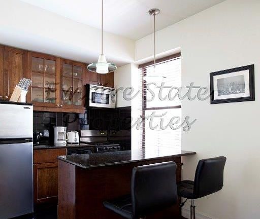 5th image of 150 W 51st St APT 1517