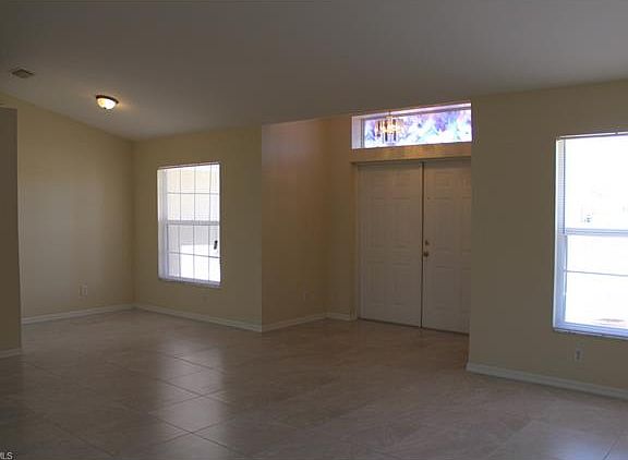 4th image of 476 NE 3rd Ct