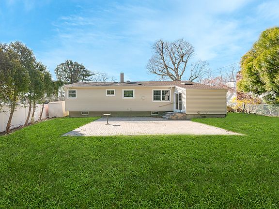 3rd image of 32 Seaman Neck Rd