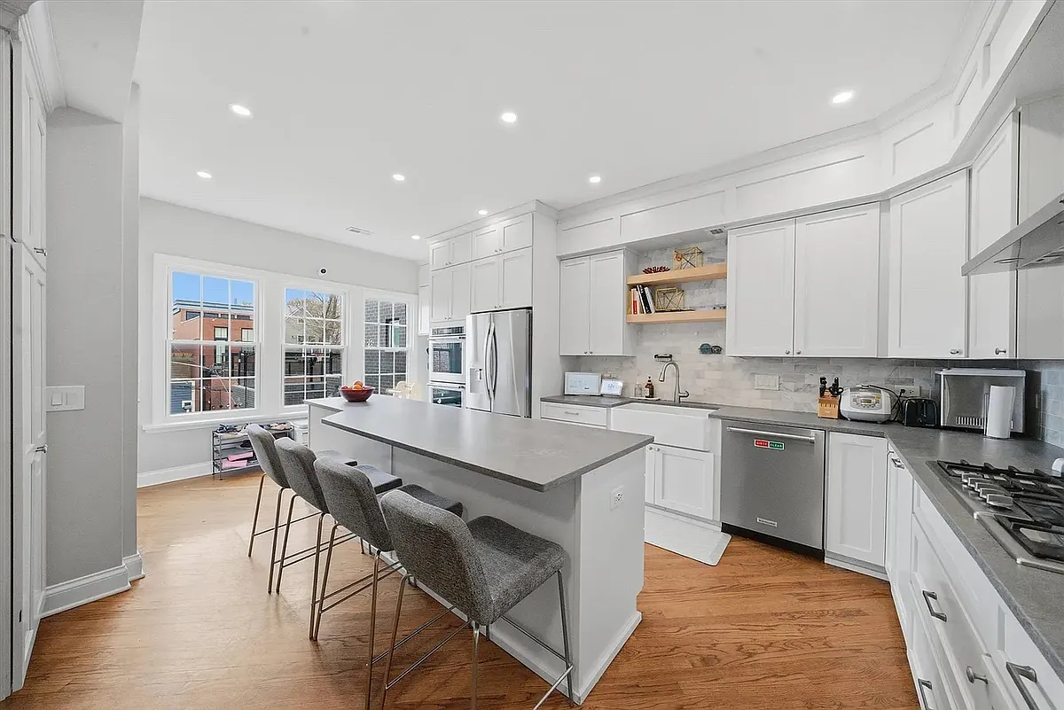 Building Photo - 1532 W Oakdale Ave #2