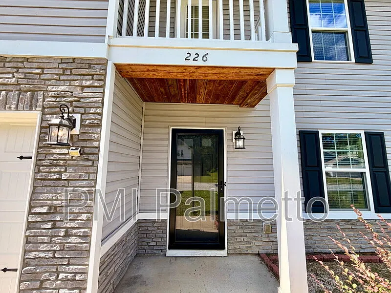 4 bed, 2.5 bath, 2101 sqft, $2,375 — Photo 2