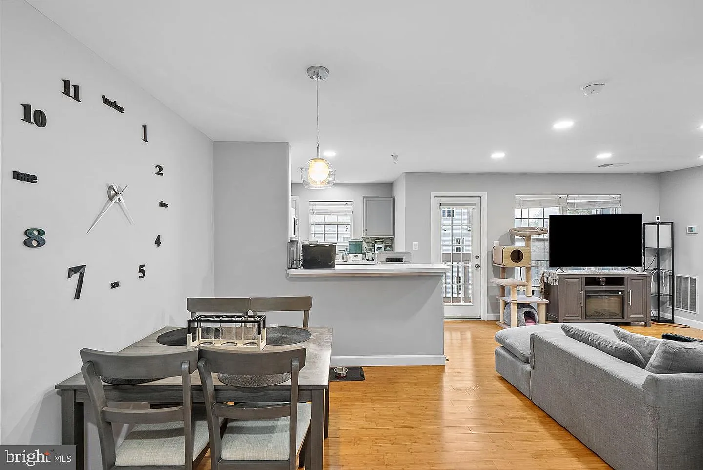 1 bed, 1.0 bath, 796 sqft, $2,200 — Photo 3