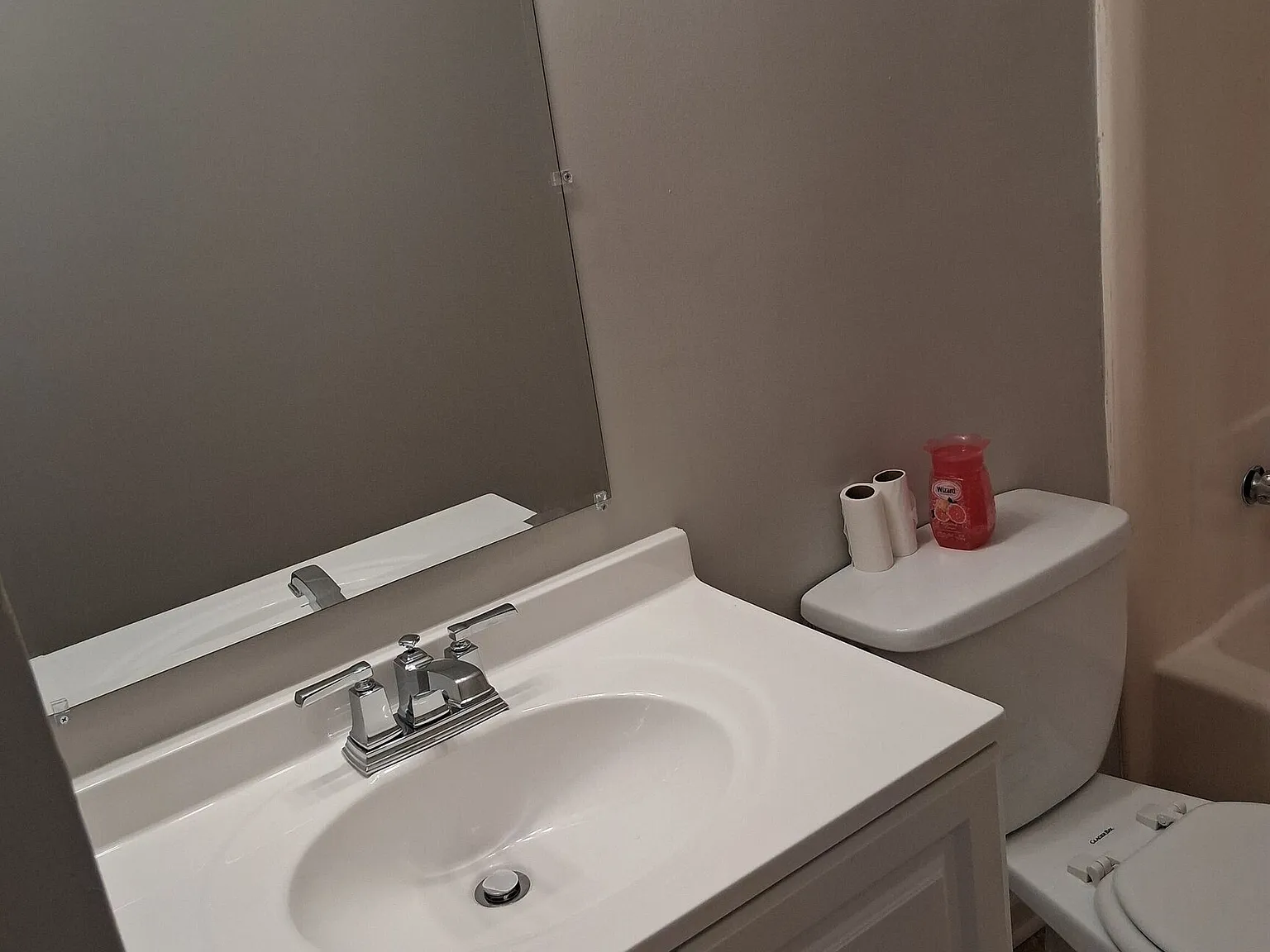6 bed, 3.0 bath, 2400 sqft, $2,195 — Photo 2
