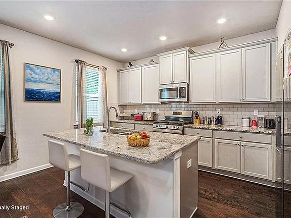 3rd image of 7255 Gladstone Cir