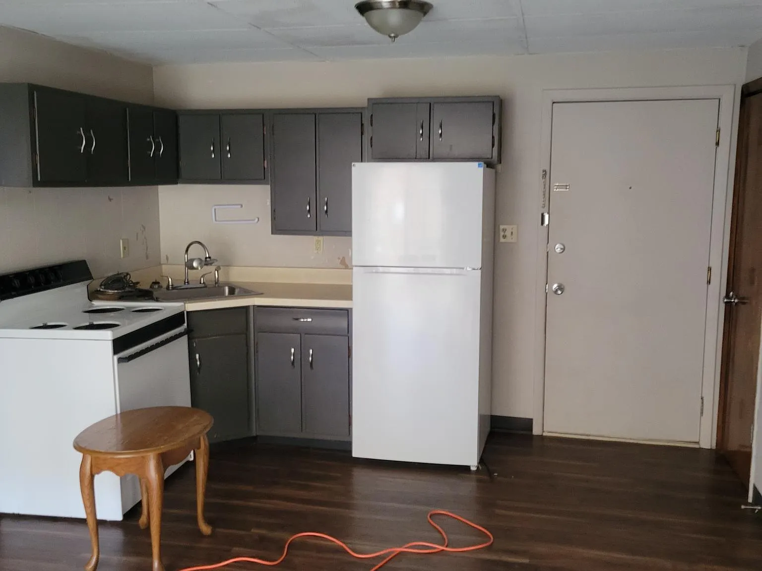 3 bed, 700 sqft, $850 — Photo 2
