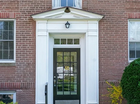 42 Browne St APT 3, Brookline, MA 02446