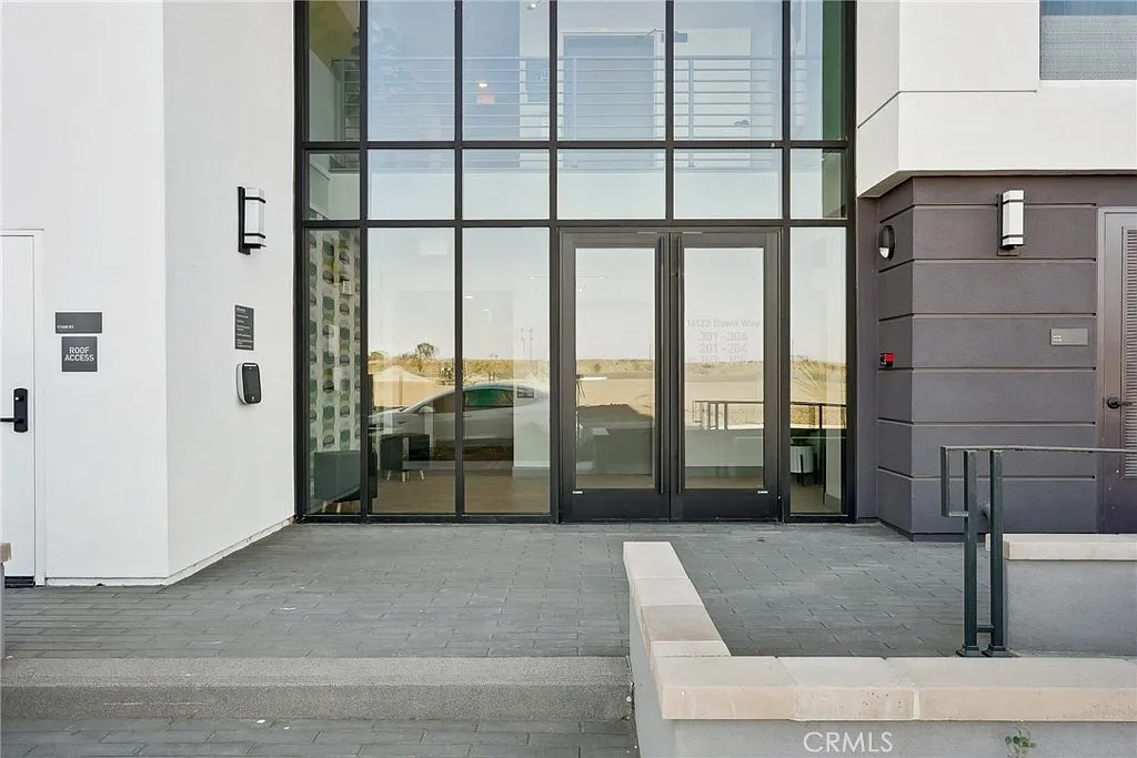 2 bed, 1641 sqft, $4,500 — Photo 3
