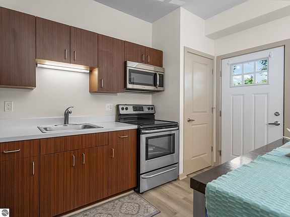 4th image of 619 E 8th St