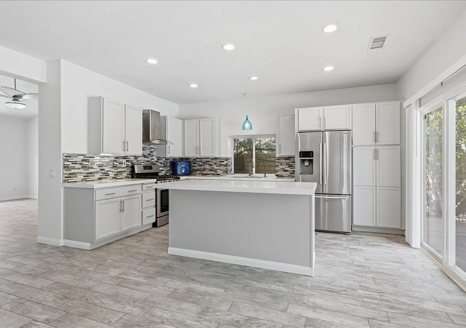 3 Bed / 2 Bath with Spa and Pool! — Photo 1