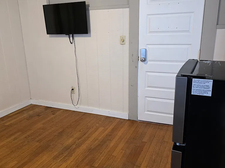 60 Maple St #1 — Photo 1