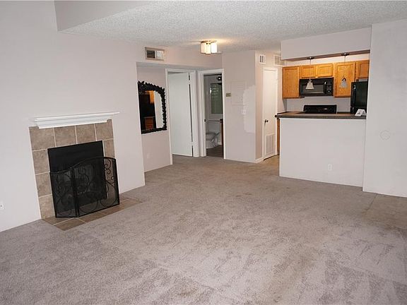 4th image of 400 Lake Placid Ct Unit 303