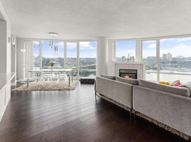 1033 Marinaside Cres