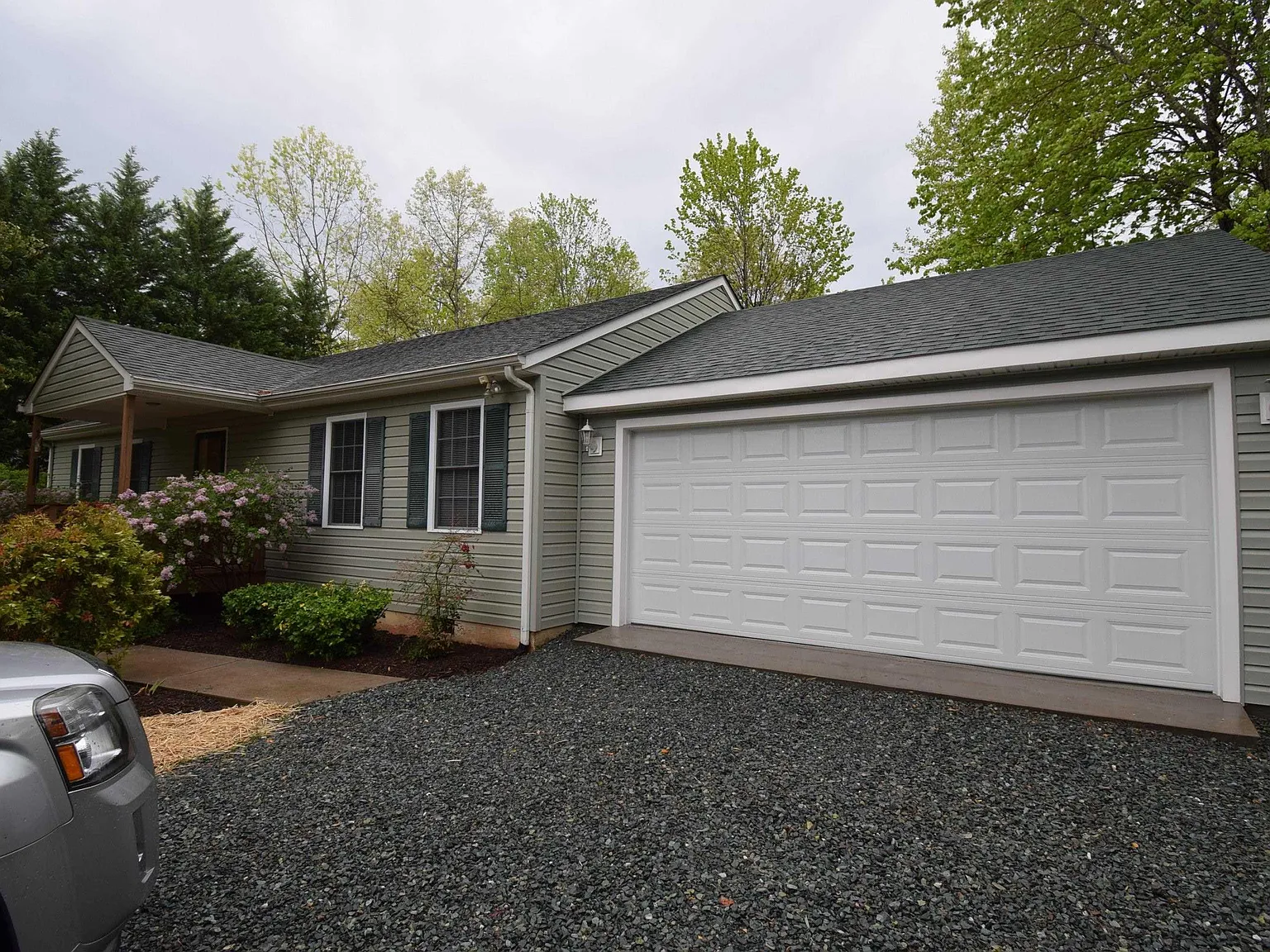 3 bed, 2.0 bath, 1400 sqft, $1,950 — Photo 1