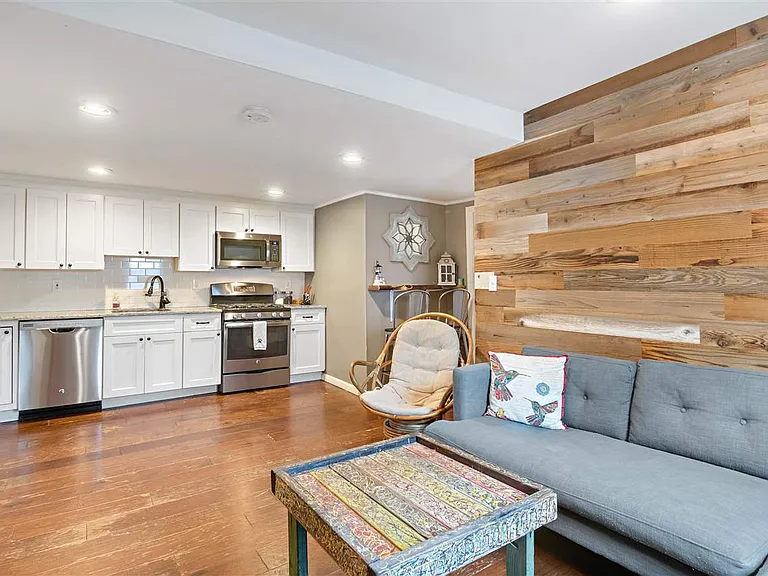 49 Coles St #1 — Photo 37