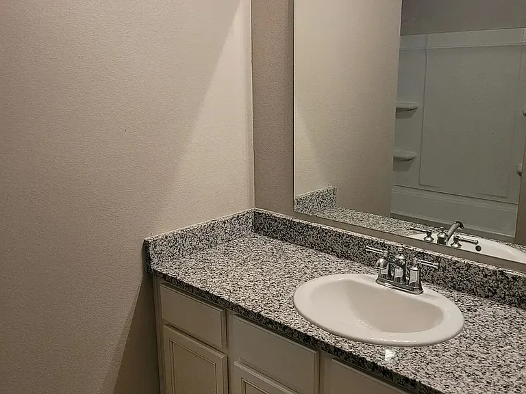 3 bed, 2.0 bath, 1500 sqft, $1,400 — Photo 3