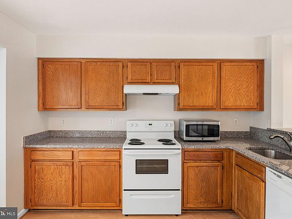 5th image of 1125 Simsbury Ct