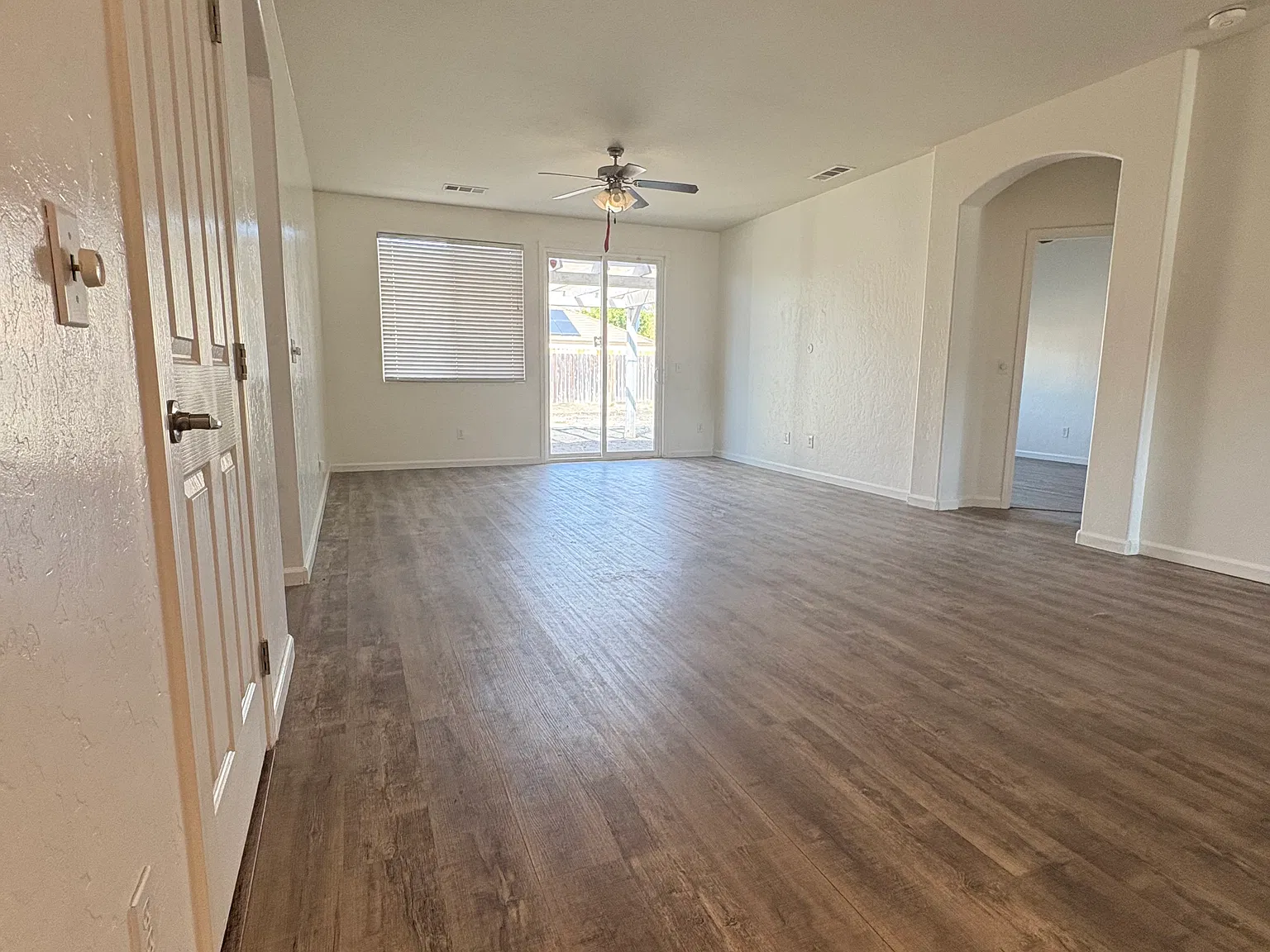 3 bed, 1370 sqft, $2,400 — Photo 4
