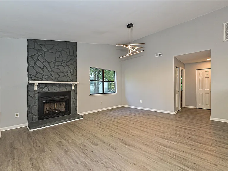 633 Pennwood Ln — Photo 2