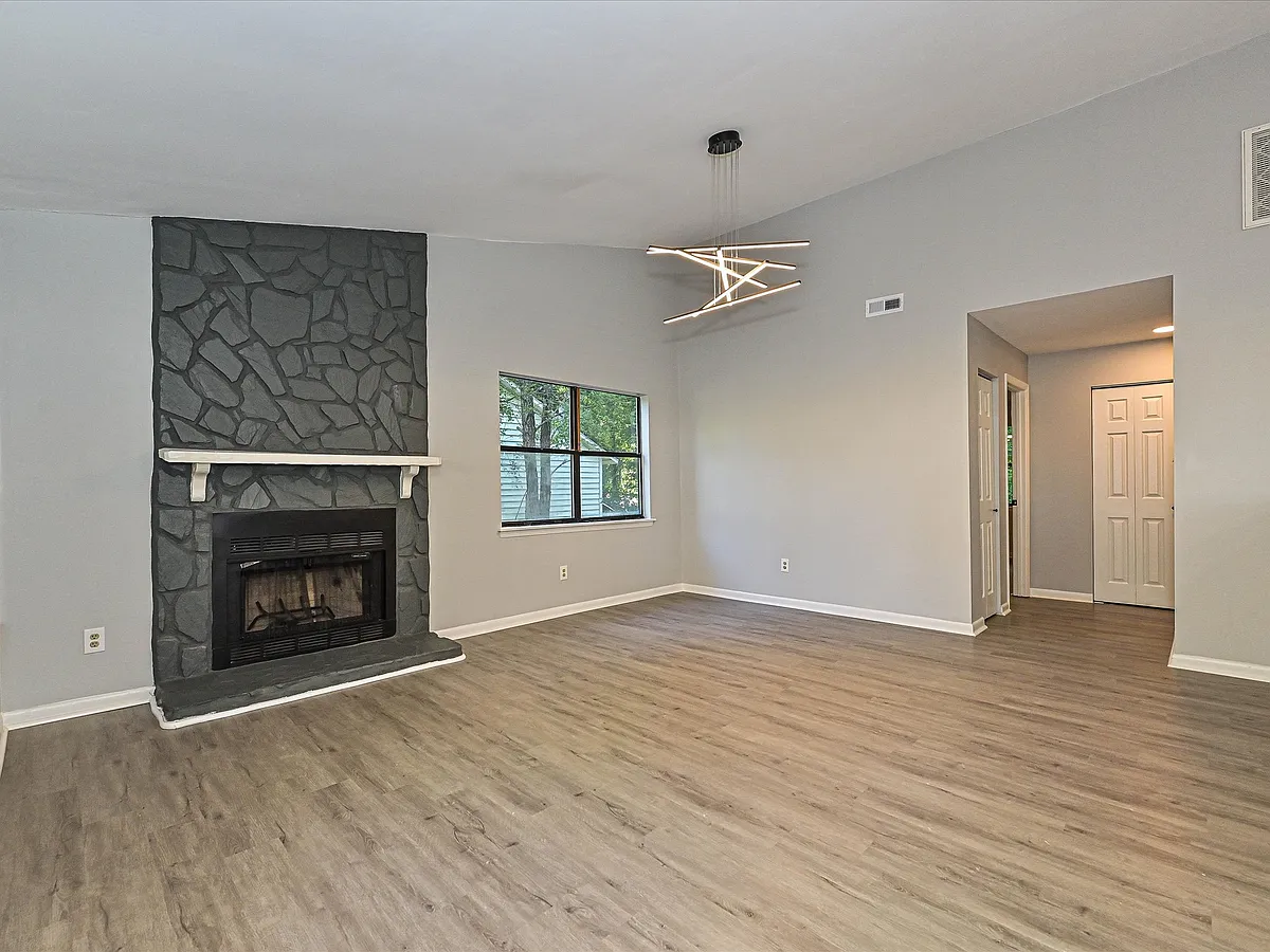Building Photo - 633 Pennwood Ln