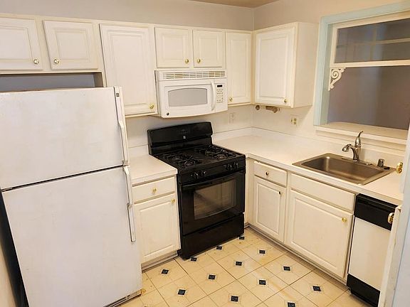 4th image of 8907 Stone Creek Pl APT 201