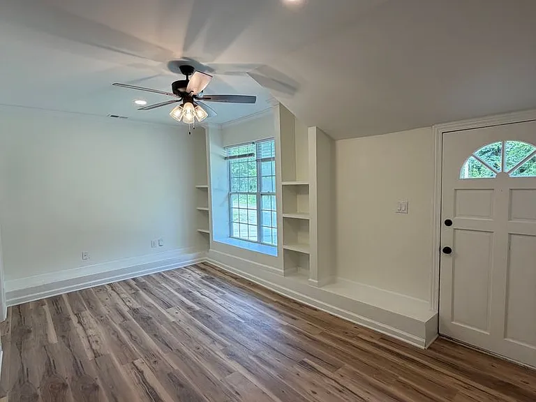 1013 Riverside Dr — Photo 2