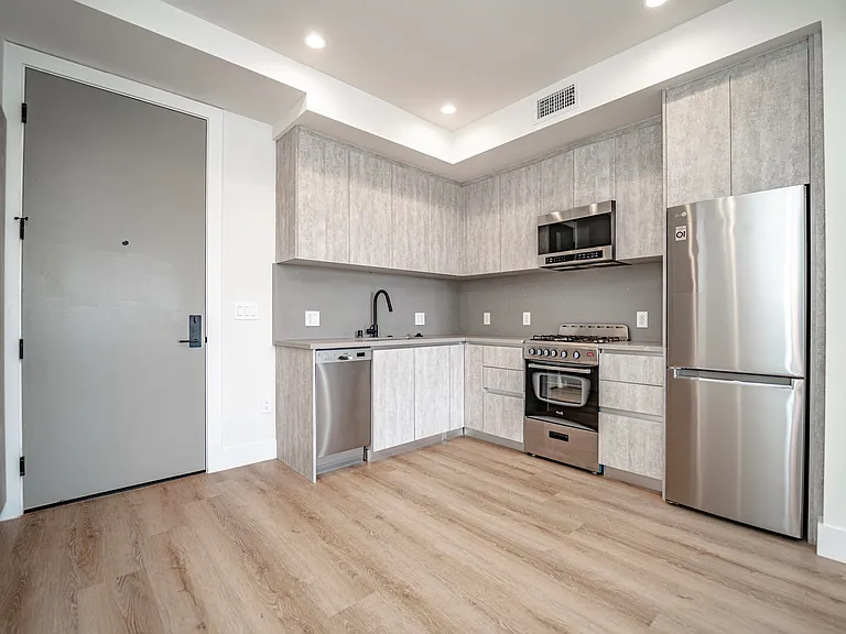 2828 London St #304 — Photo 2