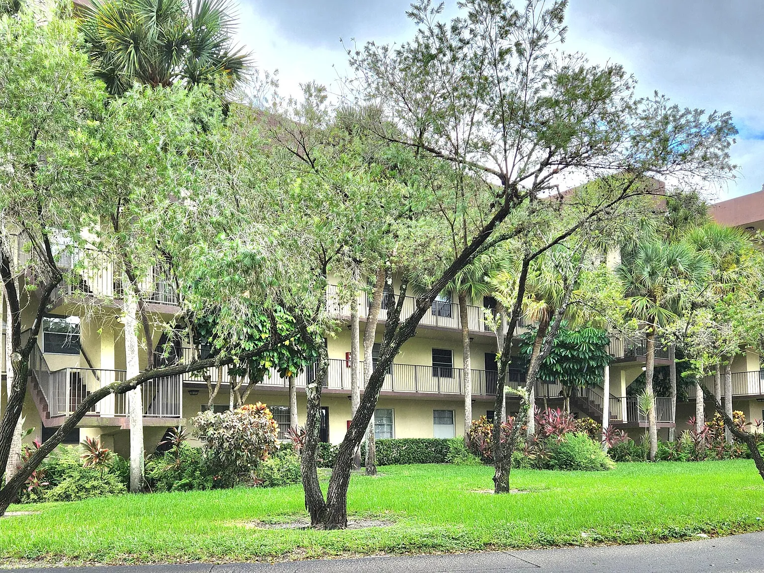 2 bed, 2.0 bath, 1002 sqft, $1,900 — Photo 2