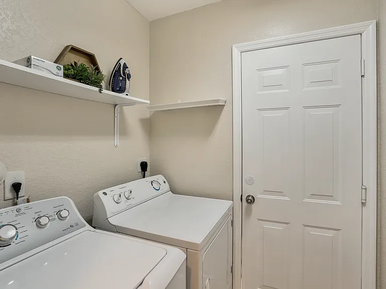 3021 NW 21st Ct — Photo 7