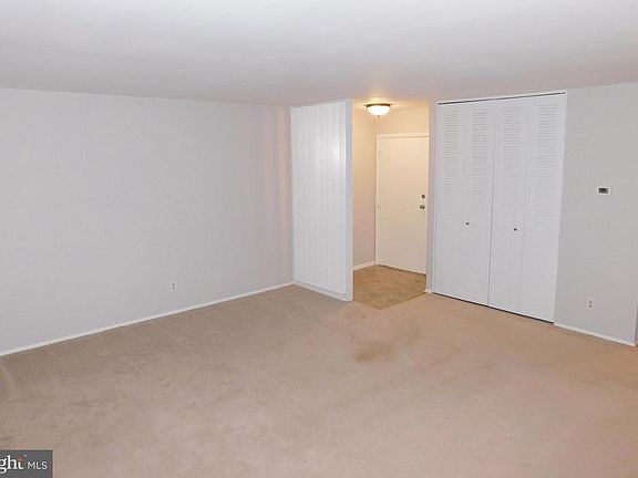 4th image of 201 Crocker Dr APT E