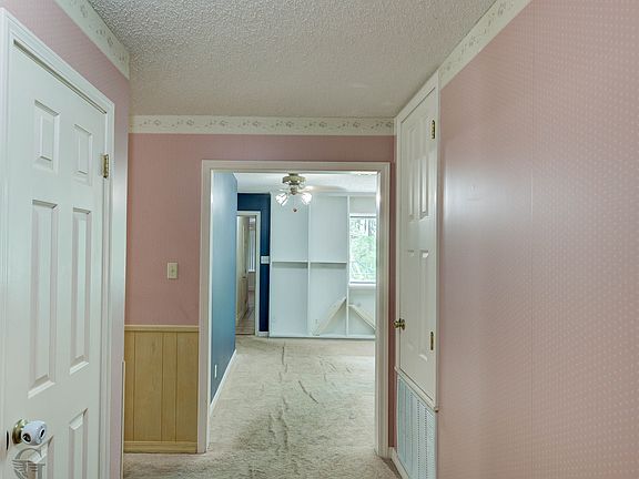 4th image of 220 E Cloverleaf Dr