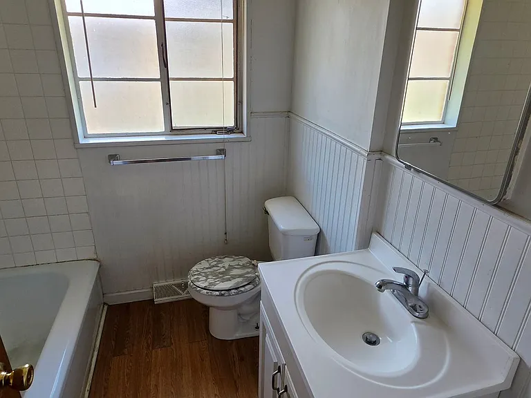 2524 N Elizabeth St — Photo 3