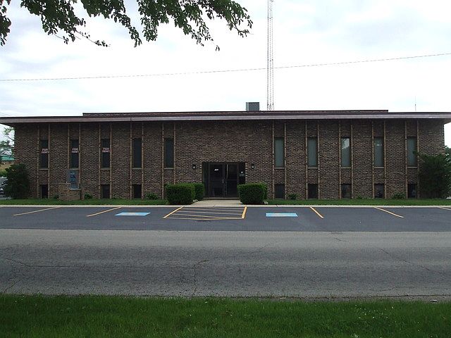 1st image of 140 E Commercial St