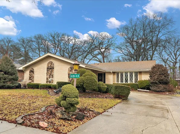 16W648 89th Pl, Willowbrook, IL 60527