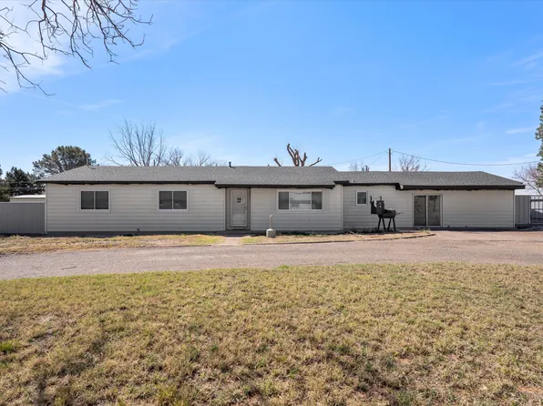 102 3rd St, Plains, TX 79355