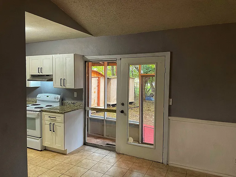 939 Grandview Bnd — Photo 4